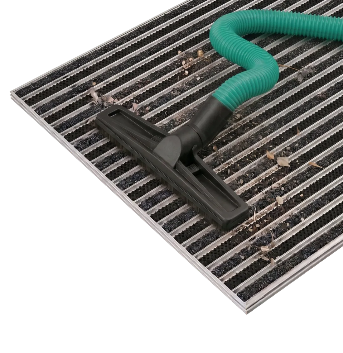 Odkurzanie aluminiowej wycieraczki NEVRA STEP z wkładem szczotkowym
