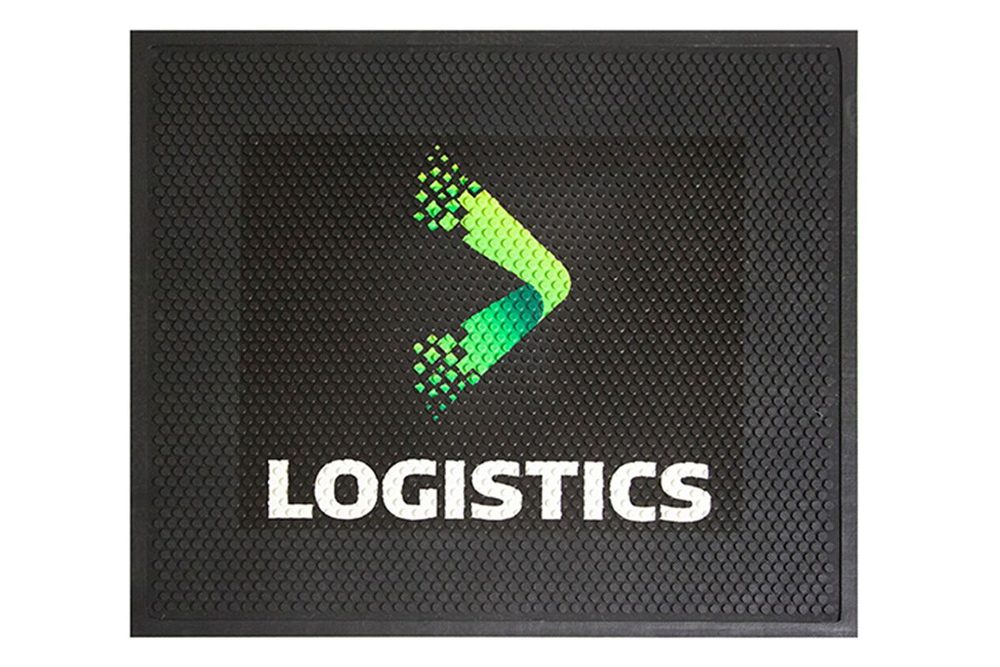 Czarna gumowa mata z kolorowym logo i napisem Logistics