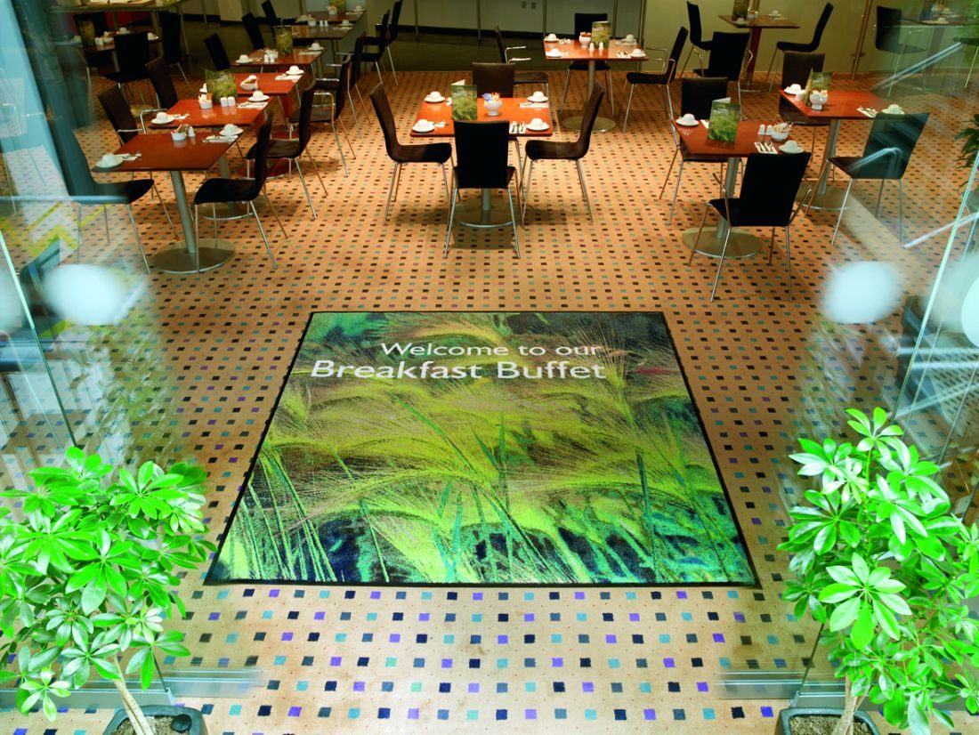 Mata z nadrukiem w restauracji hotelowej