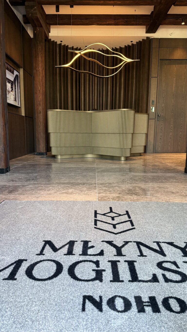 Wycieraczka z logo w lobby Młyny Mogilska NOHO, Kraków