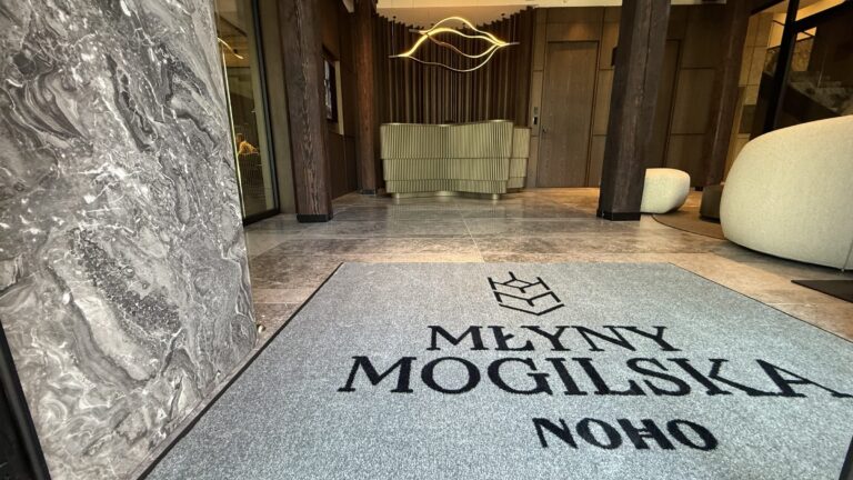 Logo Młyny Mogilska NOHO na wycieraczce – detal