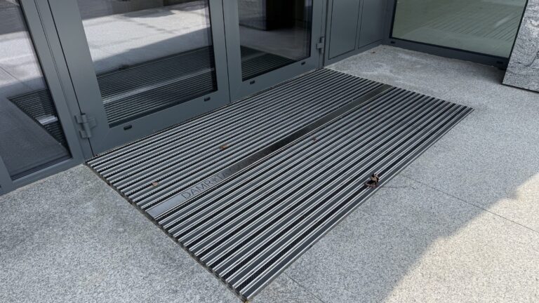 Wycieraczka aluminiowa na posadzce – detal ułożenia
