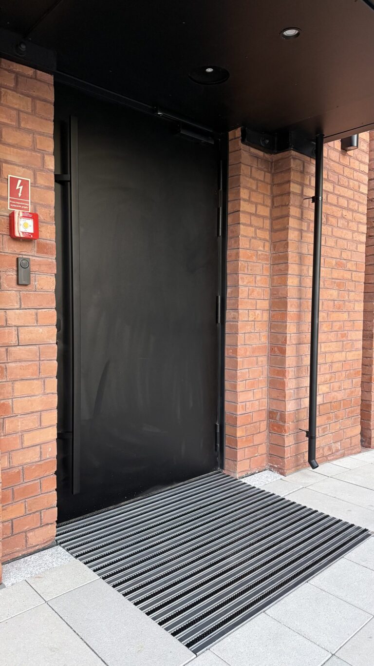 Wycieraczka aluminiowa przed drzwiami wejściowymi, Młyny Mogilska, Kraków