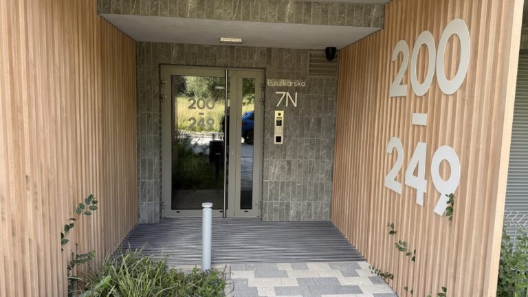 Strefa wejściowa budynku mieszkalnego z wycieraczką aluminiową