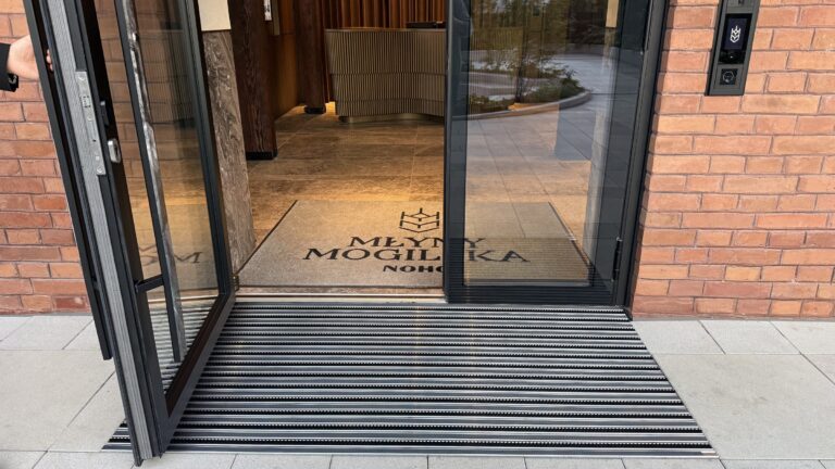 System wejściowy: wycieraczka zewnętrzna i wewnętrzna z logo, Młyny Mogilska, Kraków