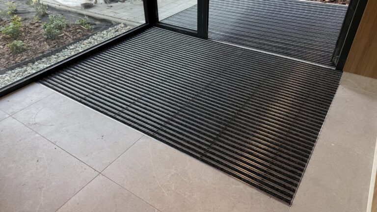 Wycieraczka aluminiowa wpuszczona w posadzkę z płyt
