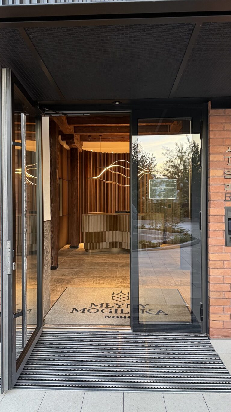 Wycieraczki w wejściu do lobby, Młyny Mogilska, Kraków
