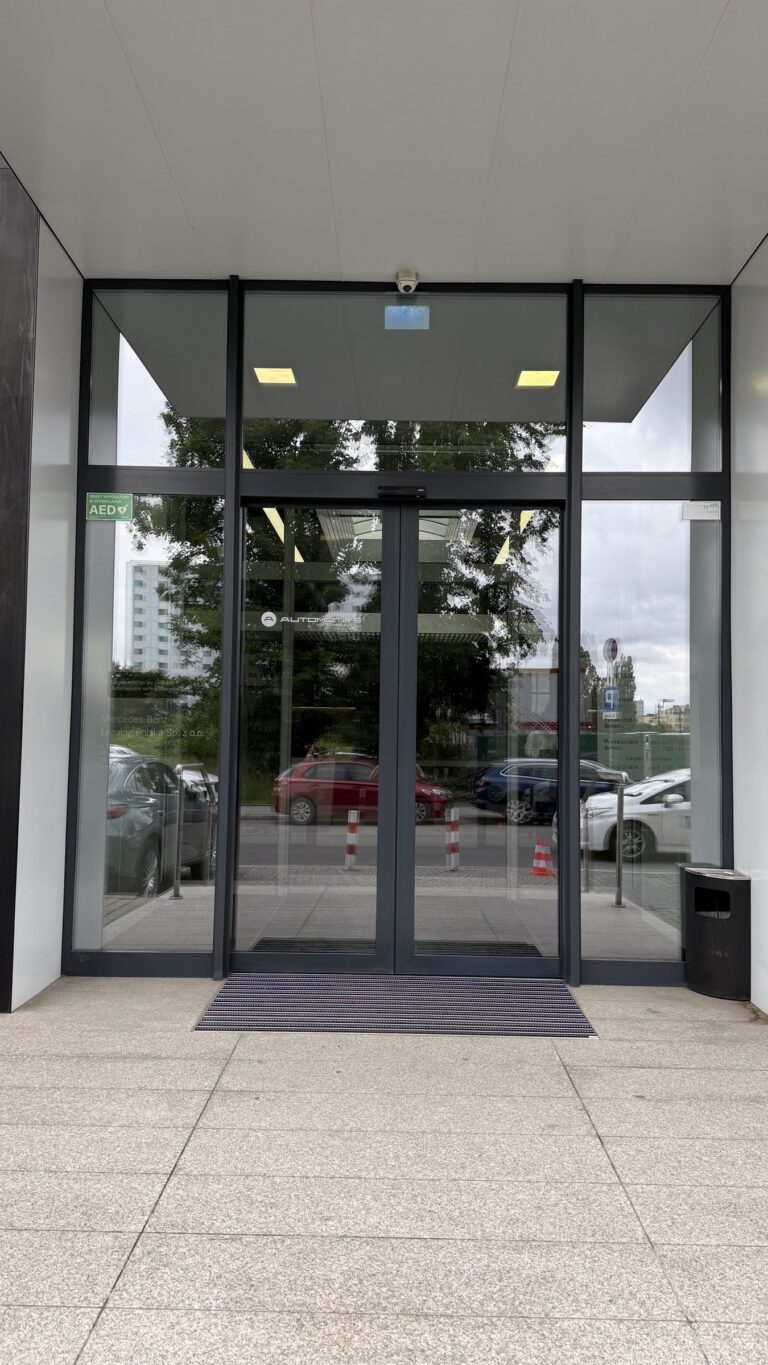 Wycieraczka aluminiowa przed głównym wejściem do budynku