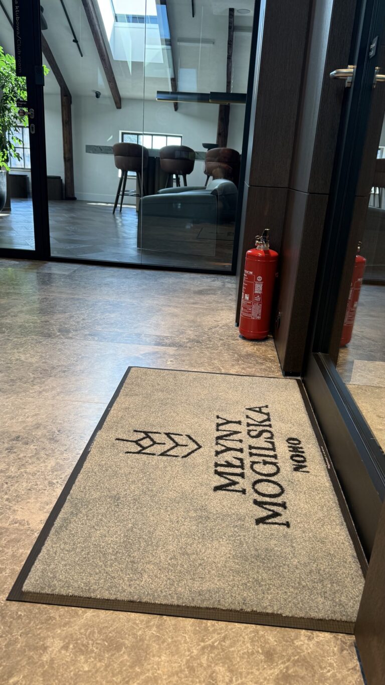 Wycieraczka z logo Młyny Mogilska NOHO w Krakowie
