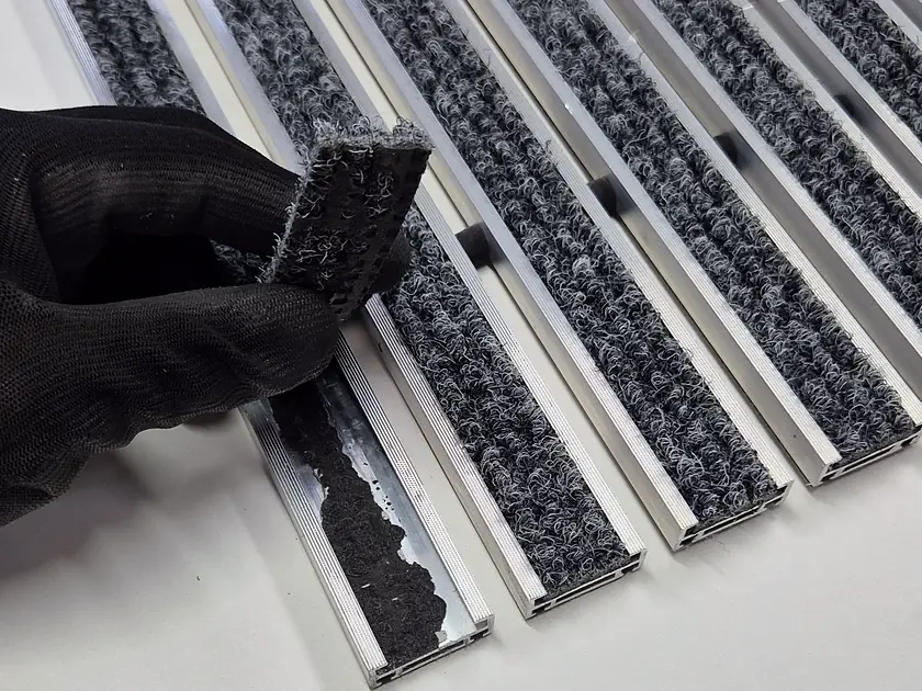Zdejmowanie zużytego wkładu tekstylnego z profilu aluminiowego wycieraczki